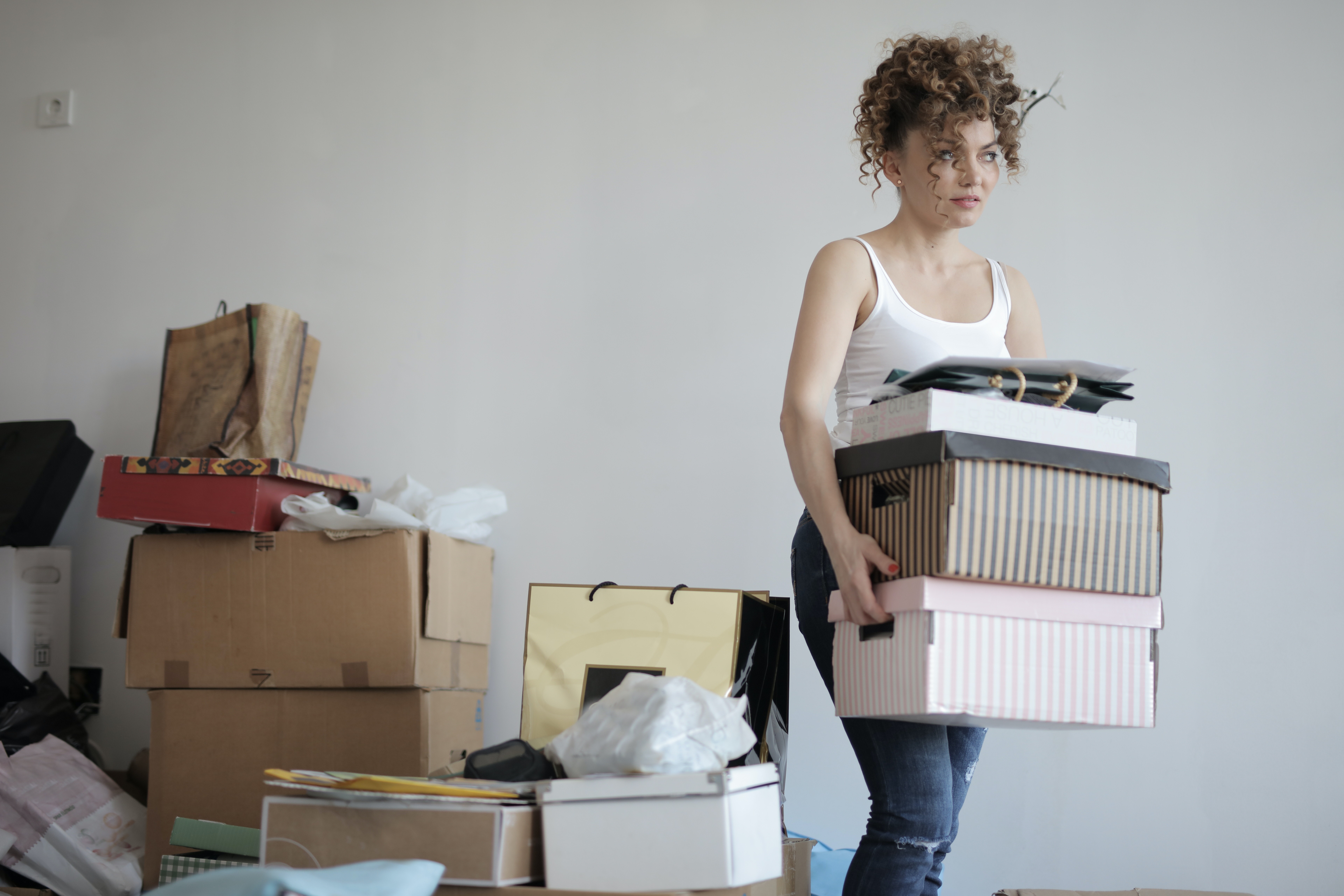 a women carrying heavy things an image to show on how to avoid heavy lifting in order to prevent shoulder injuries