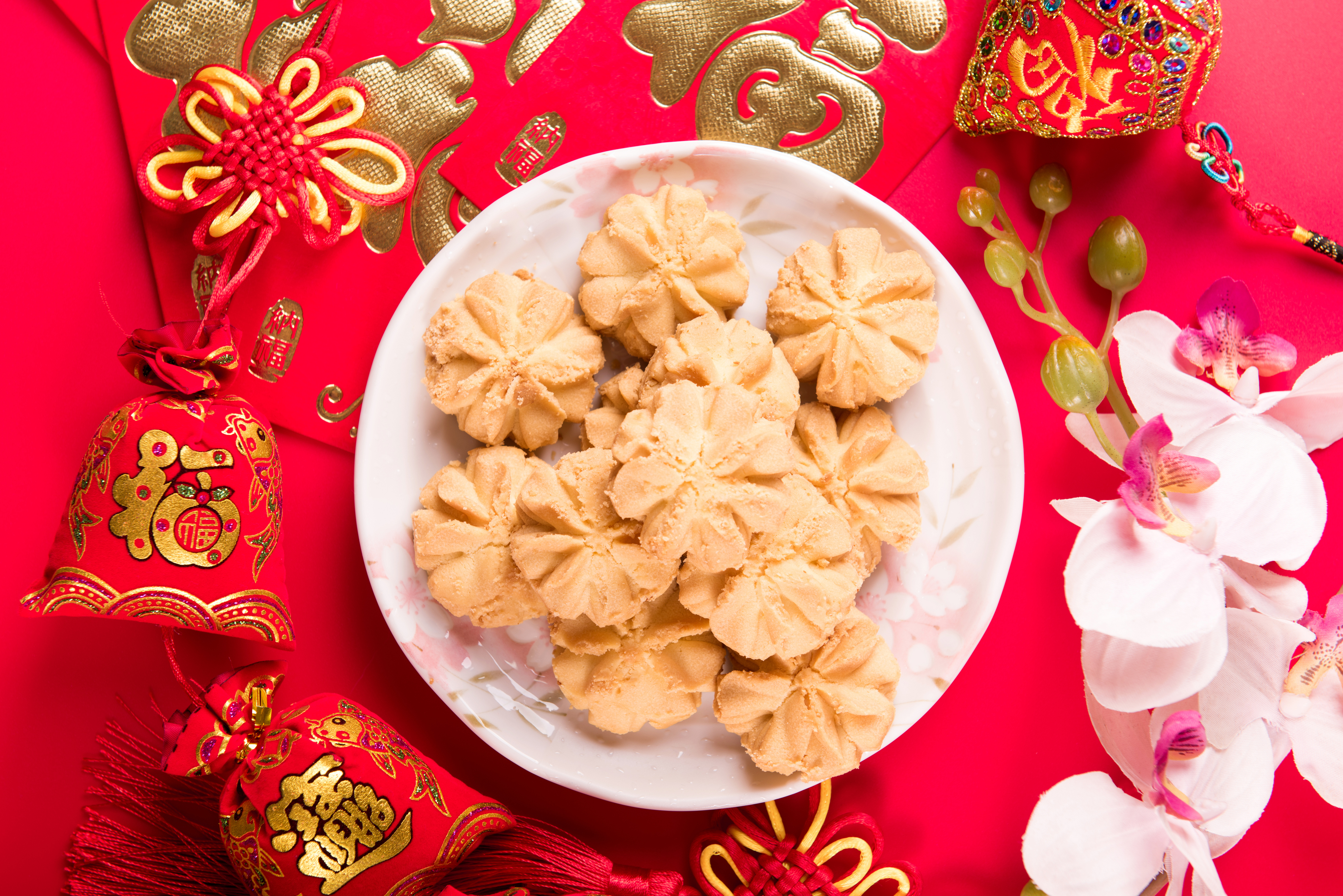 chinese new year snacks for people to enjoy snacking